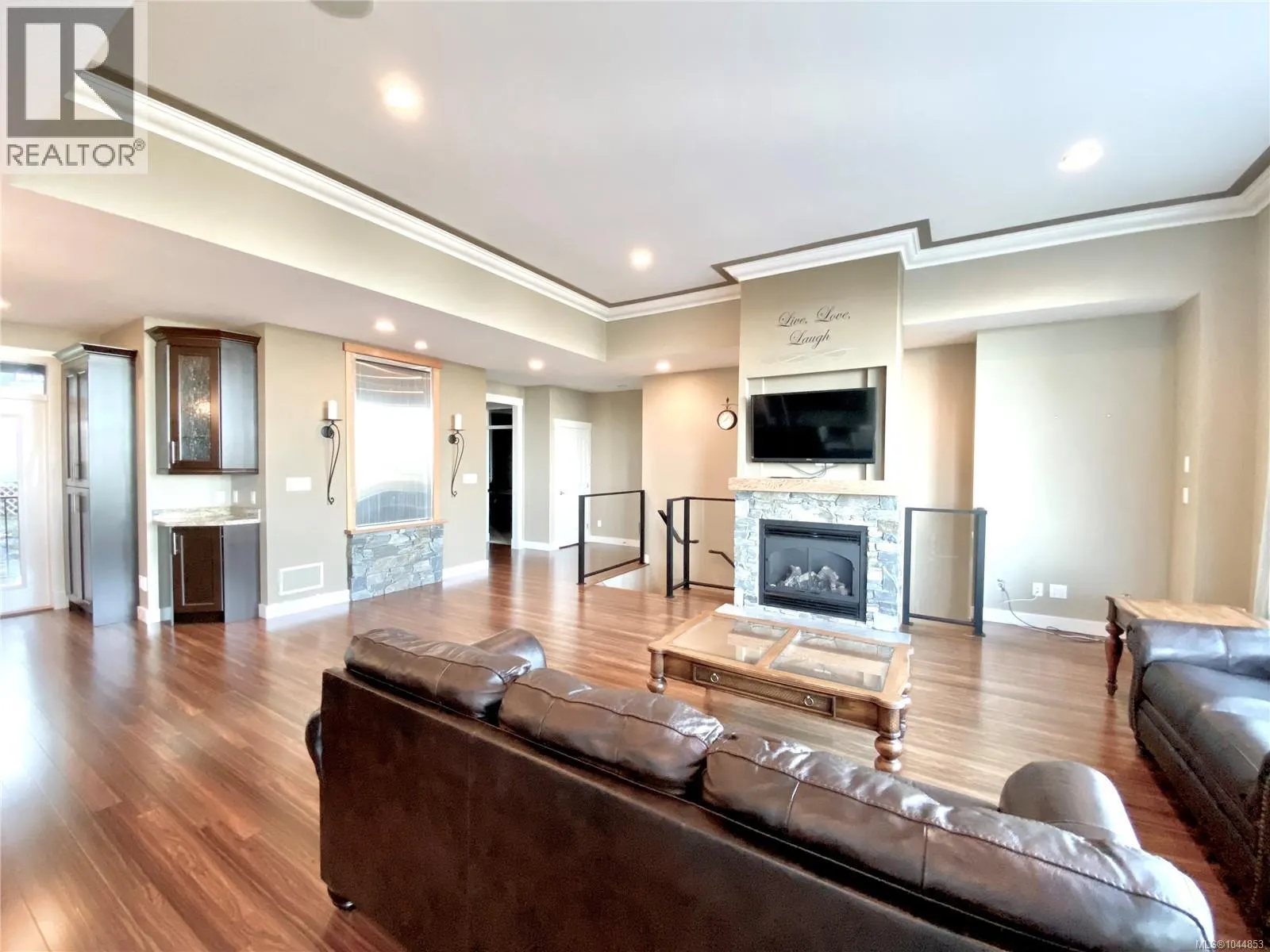 3702 Glen Oaks Dr