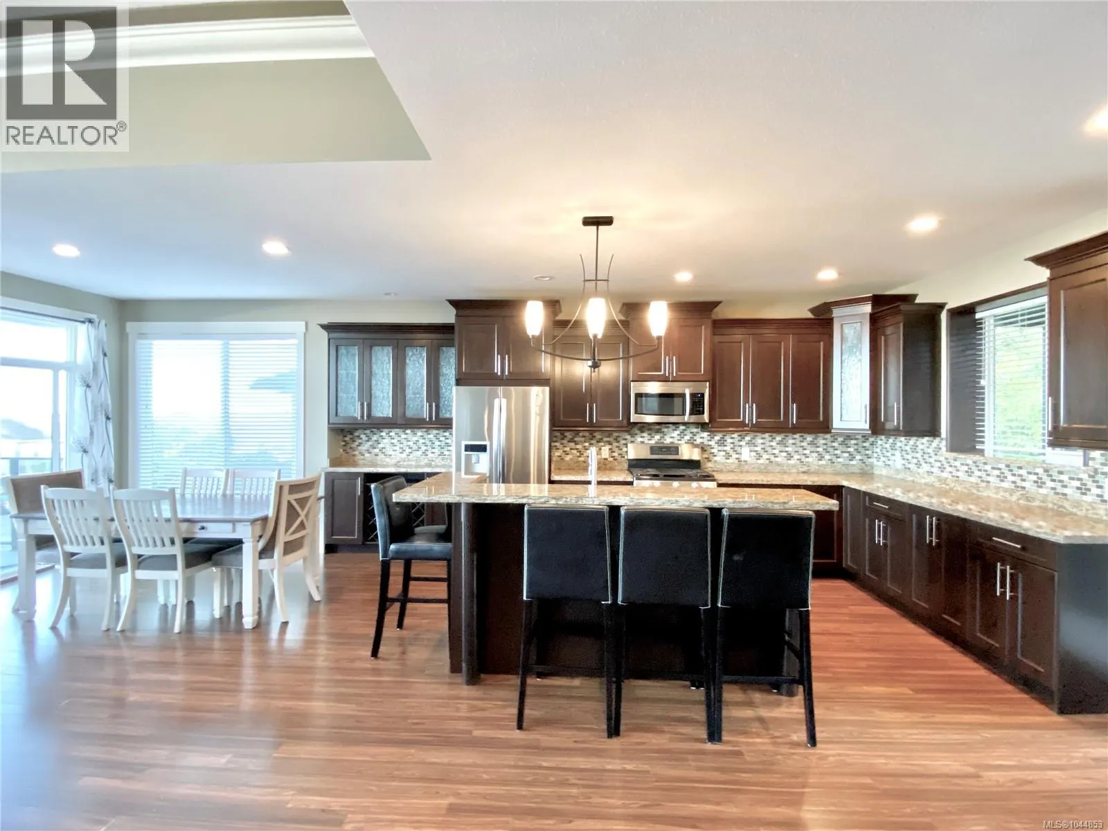 3702 Glen Oaks Dr