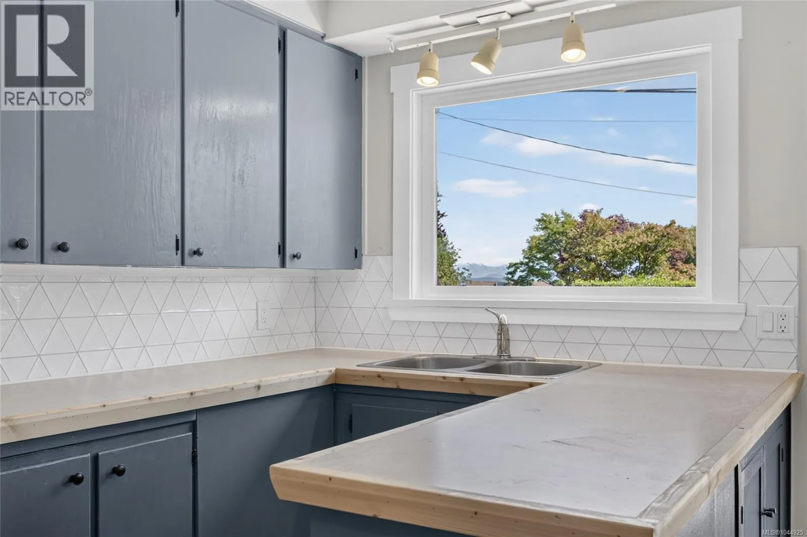 3584 Island Hwy