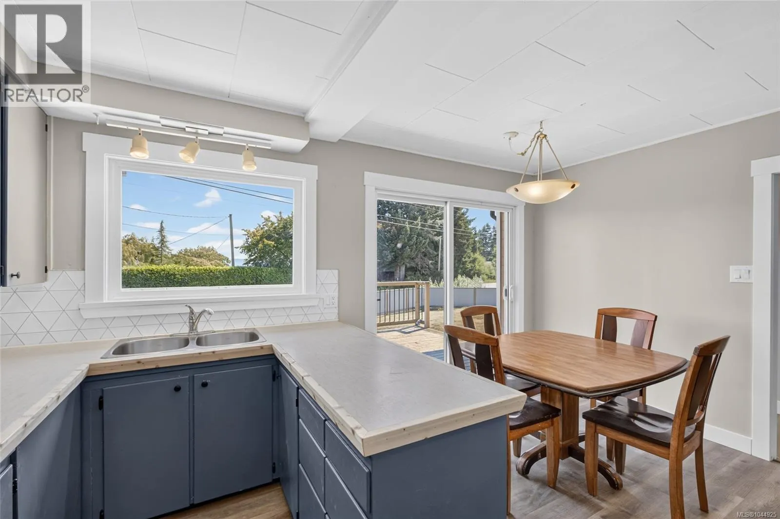 3584 Island Hwy