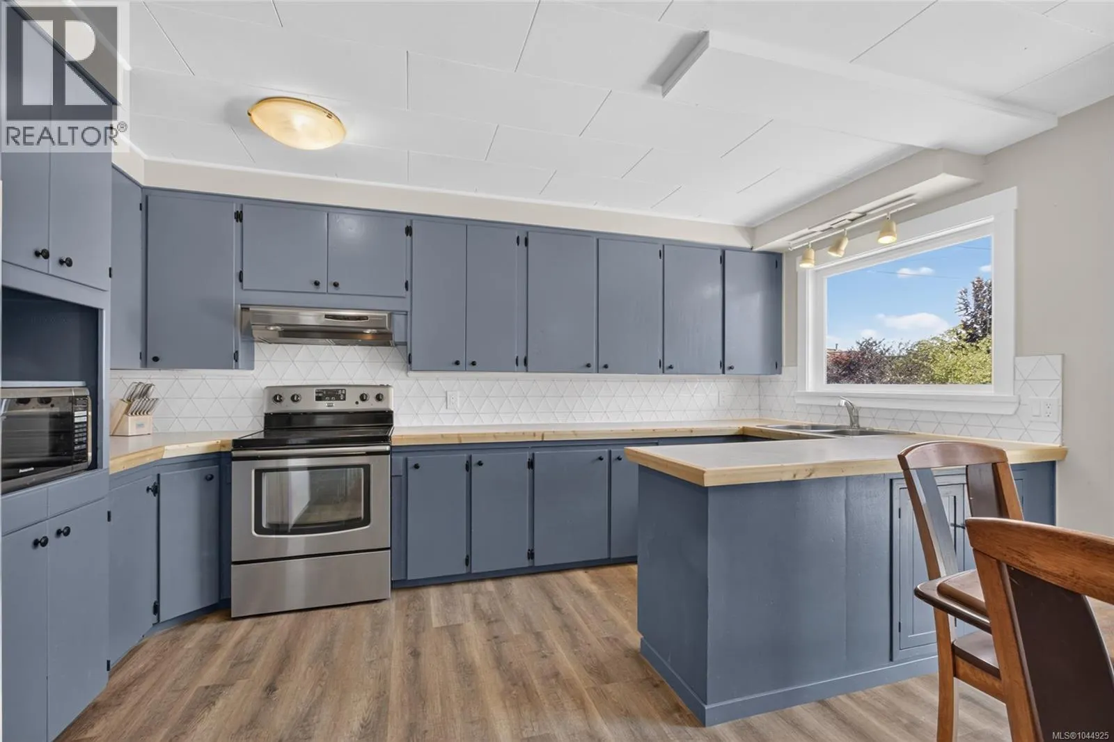 3584 Island Hwy
