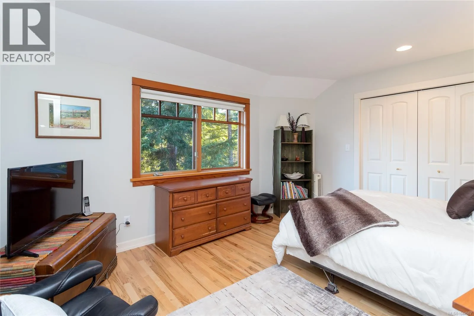 240 Viaduct Ave W