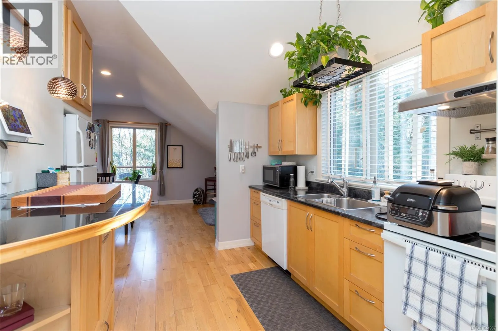 240 Viaduct Ave W