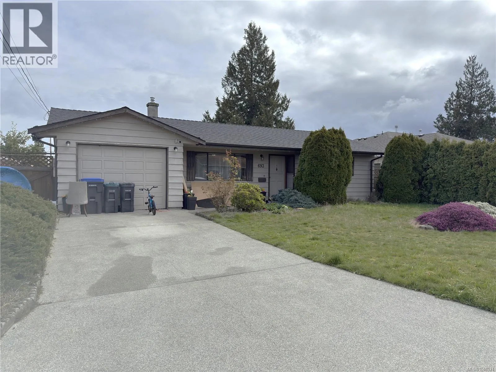 693 Wedgewood Cres
