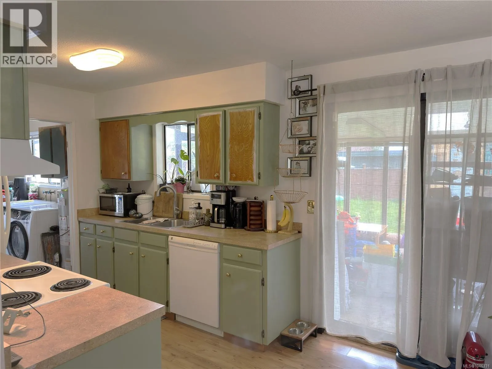 693 Wedgewood Cres