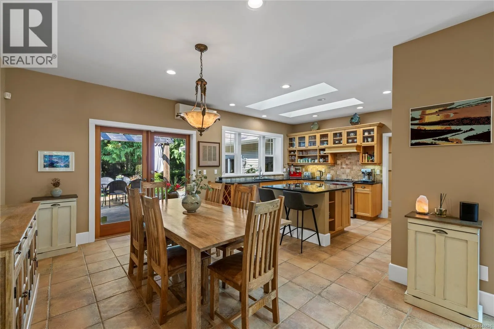 825 Fern Rd E
