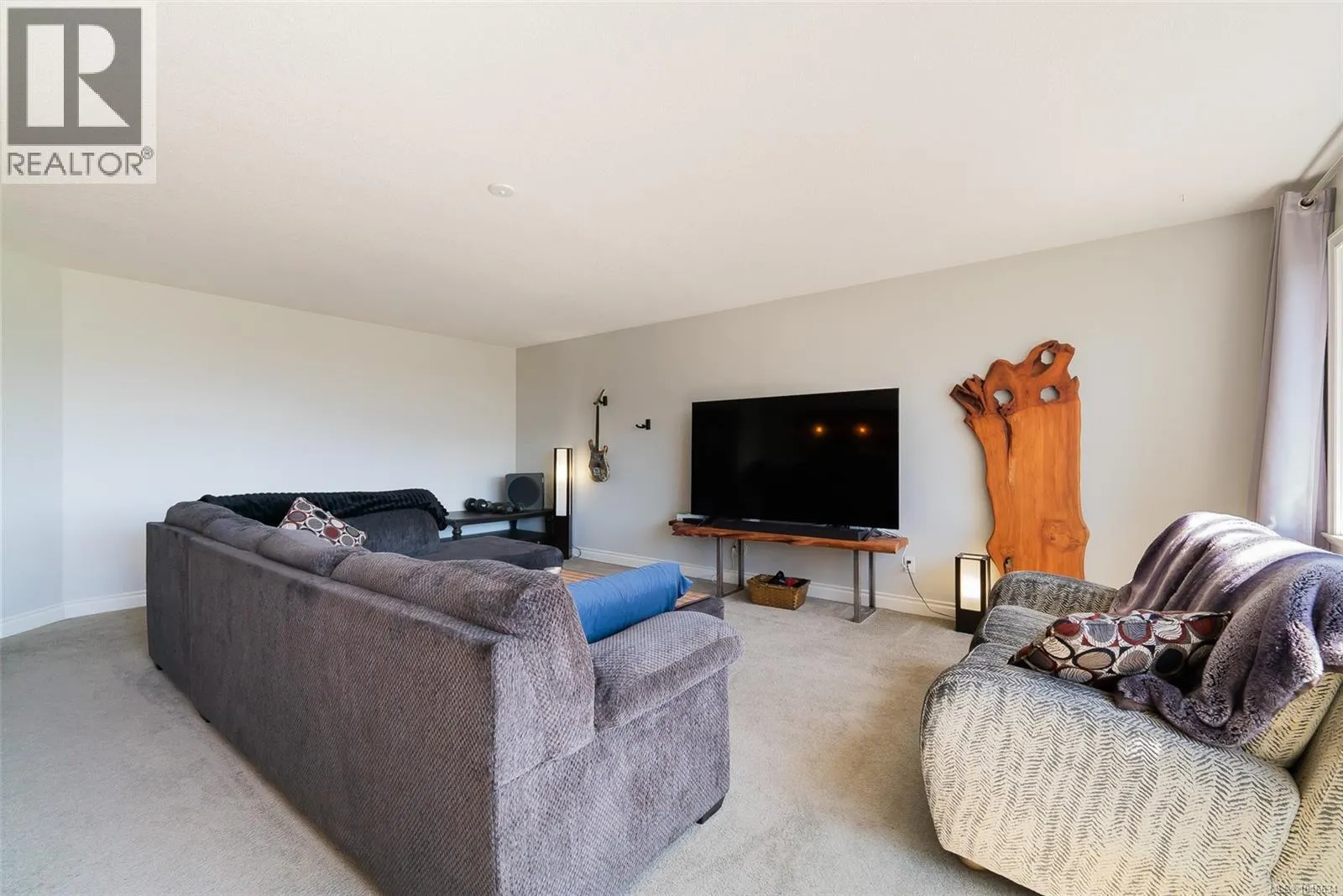 180 Rainbow Cres