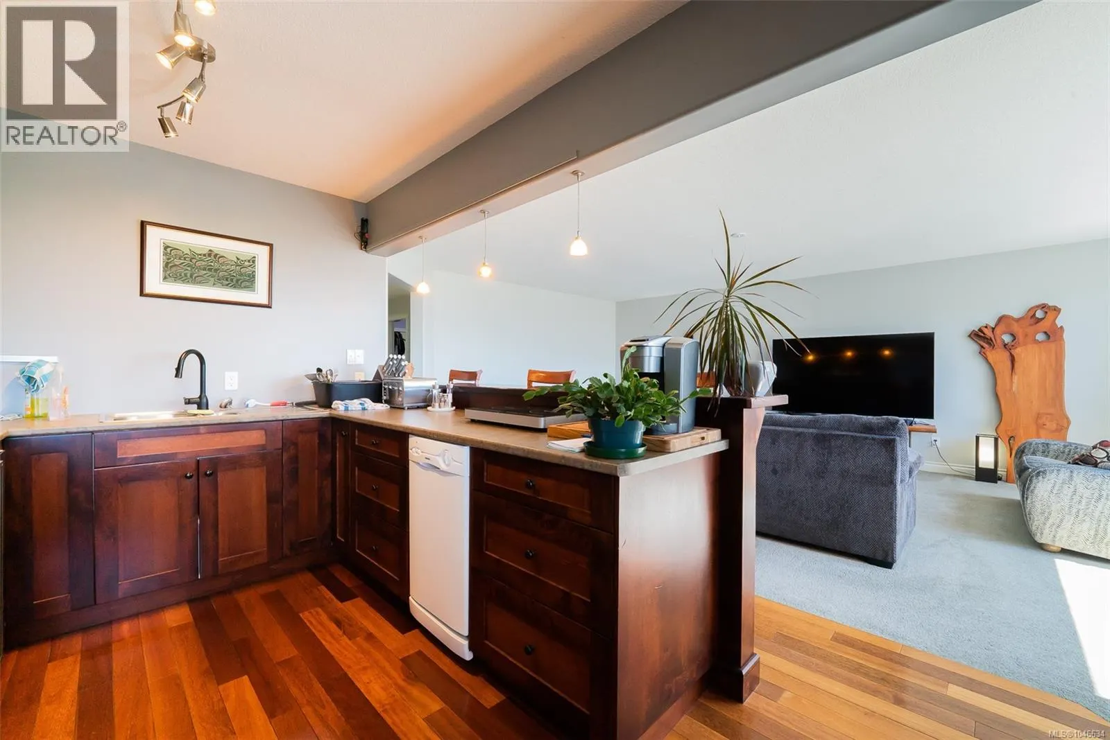 180 Rainbow Cres