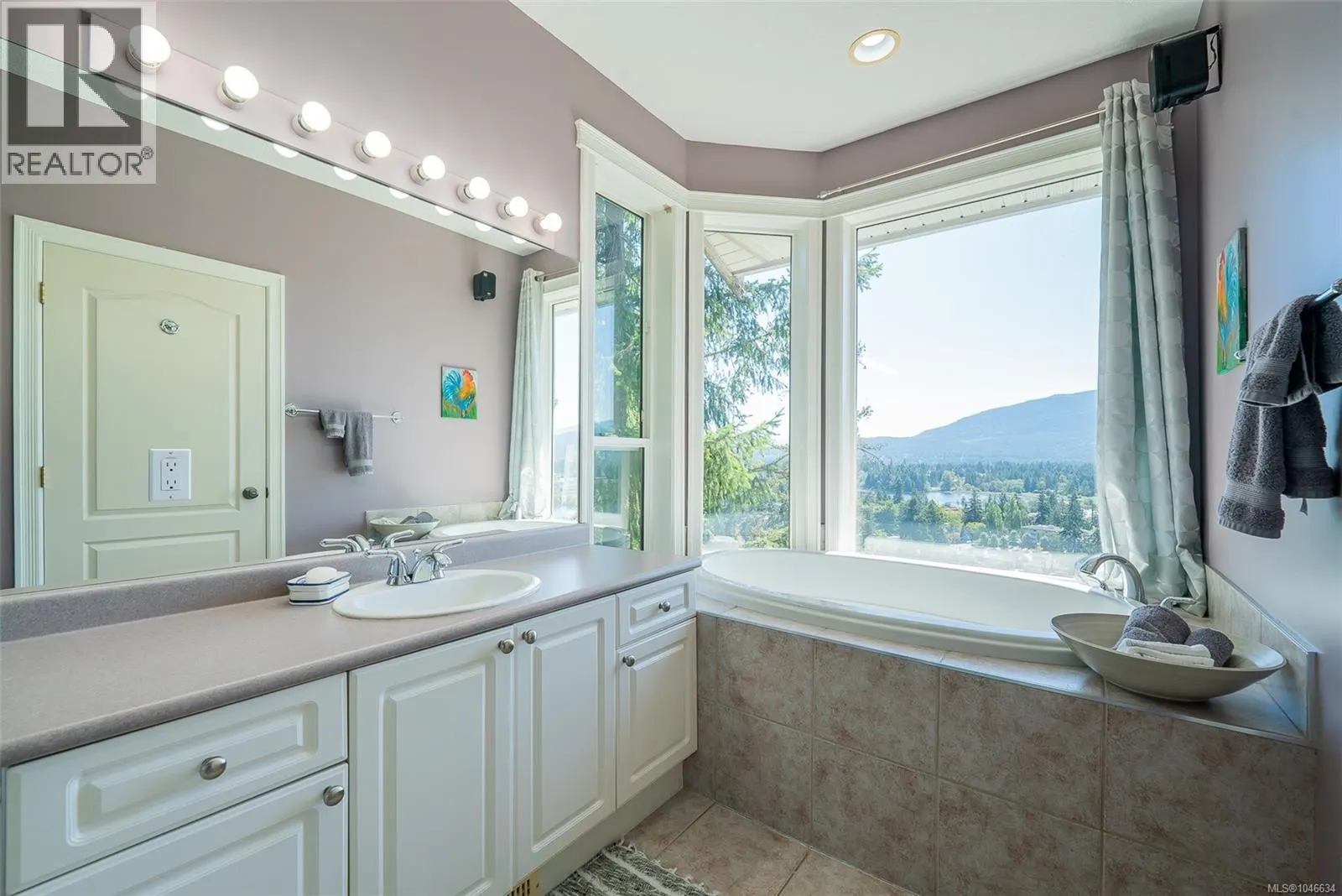 180 Rainbow Cres