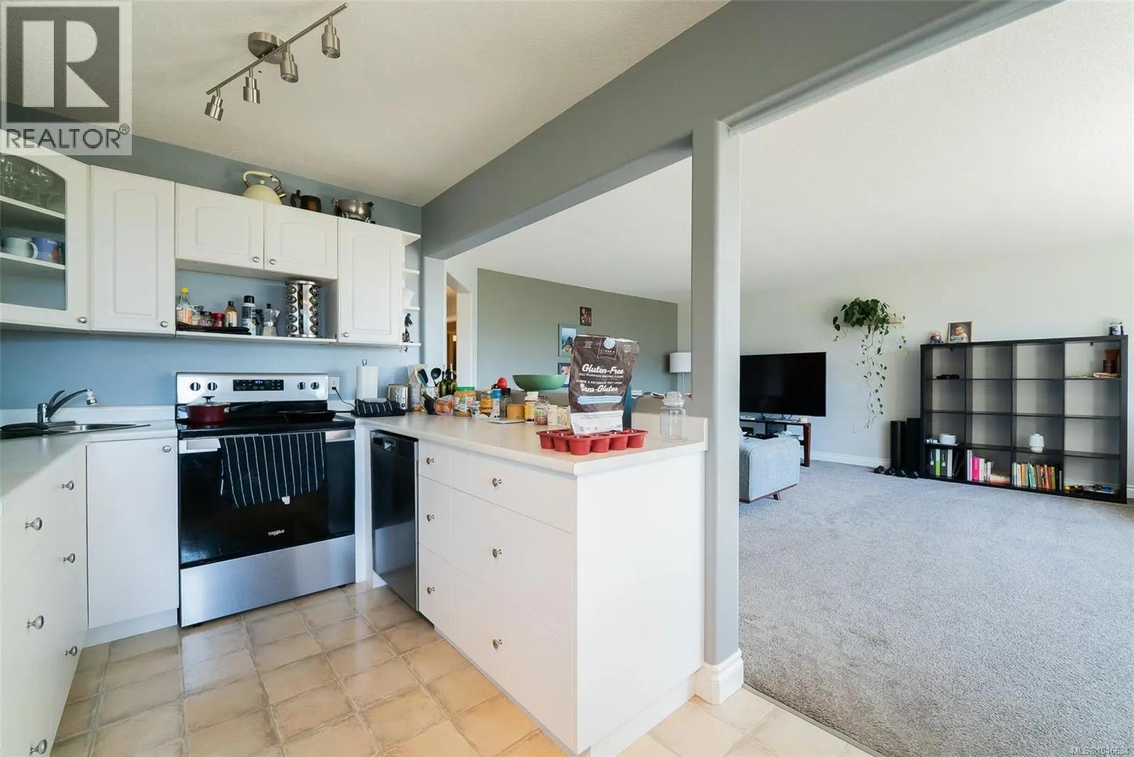 180 Rainbow Cres