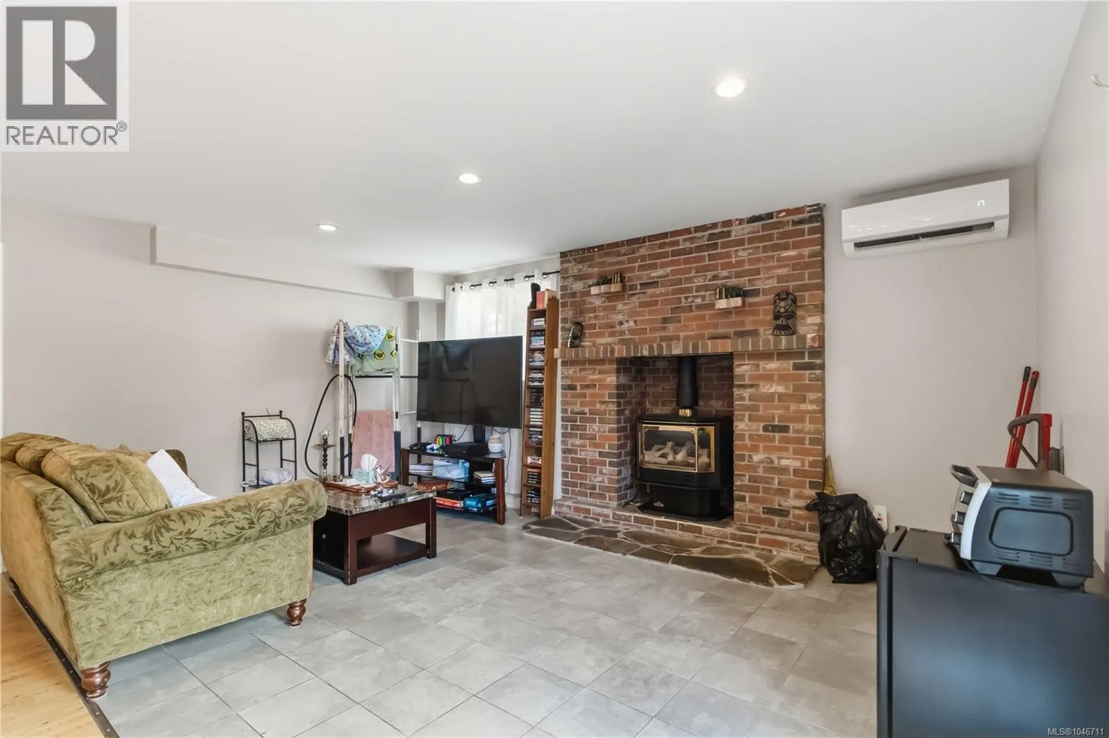 3389 Mary Anne Cres
