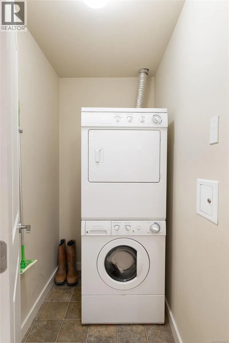 204 1405 Esquimalt Rd