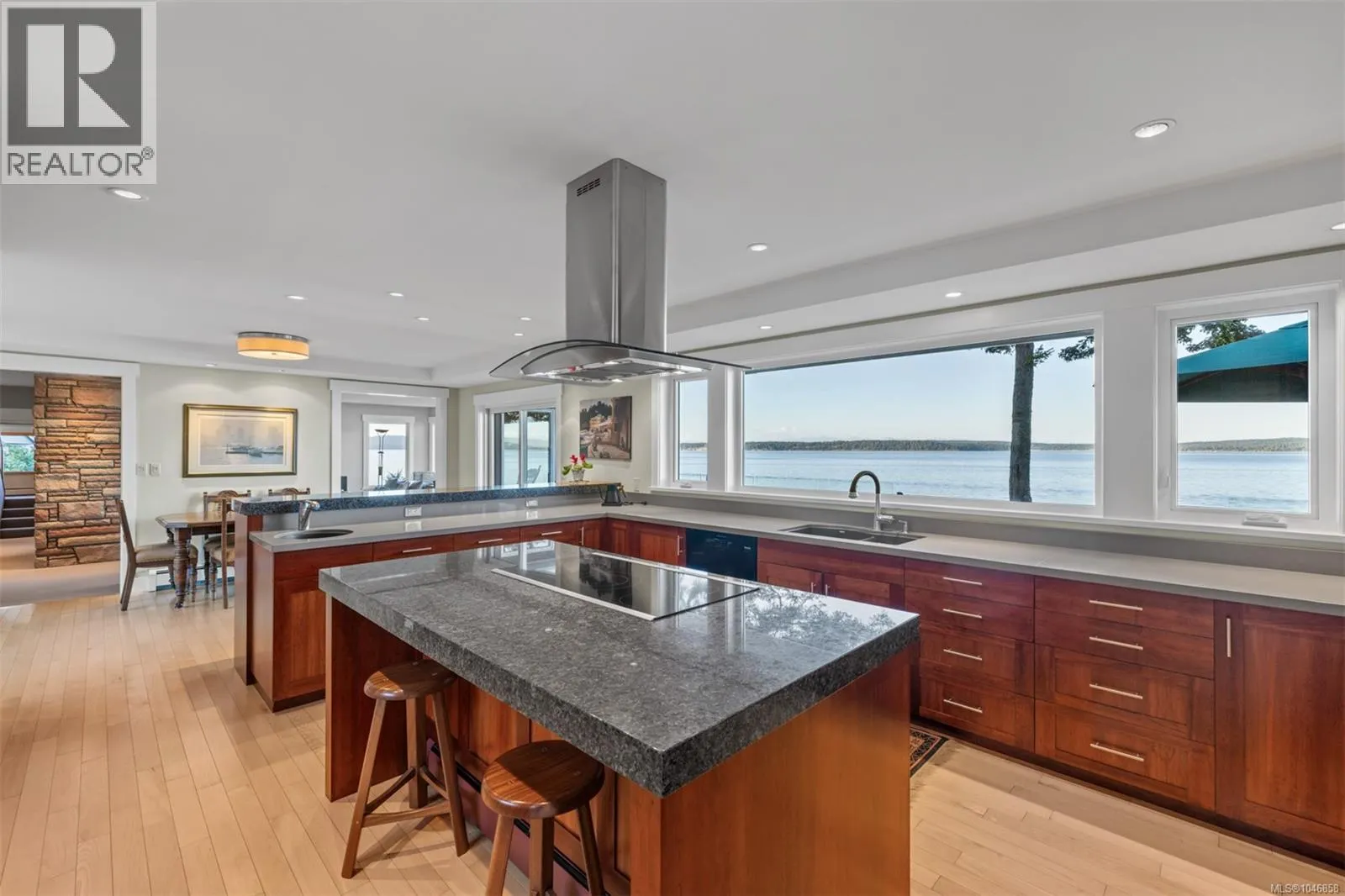 2858 Twin Oaks Dr