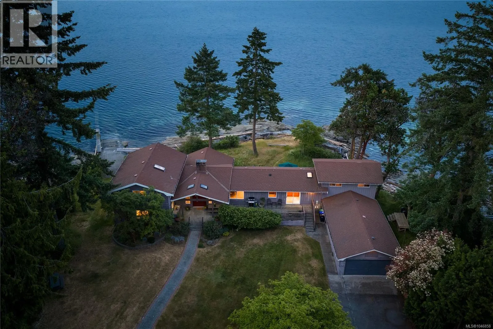 2858 Twin Oaks Dr