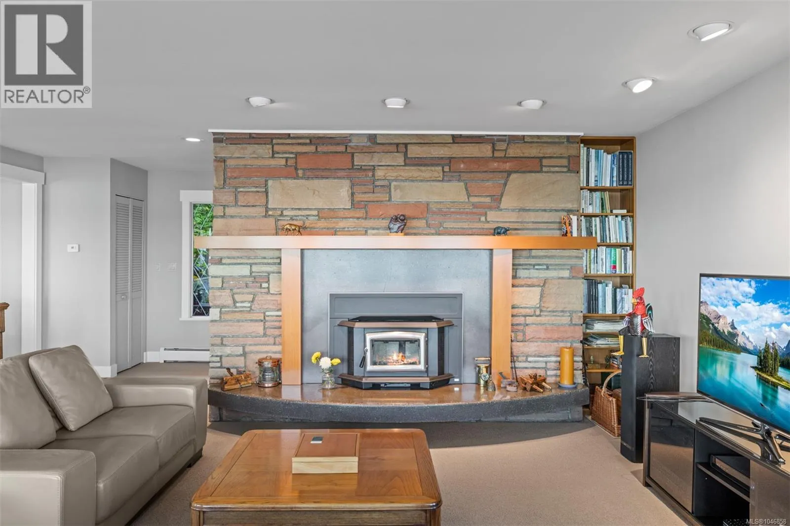 2858 Twin Oaks Dr