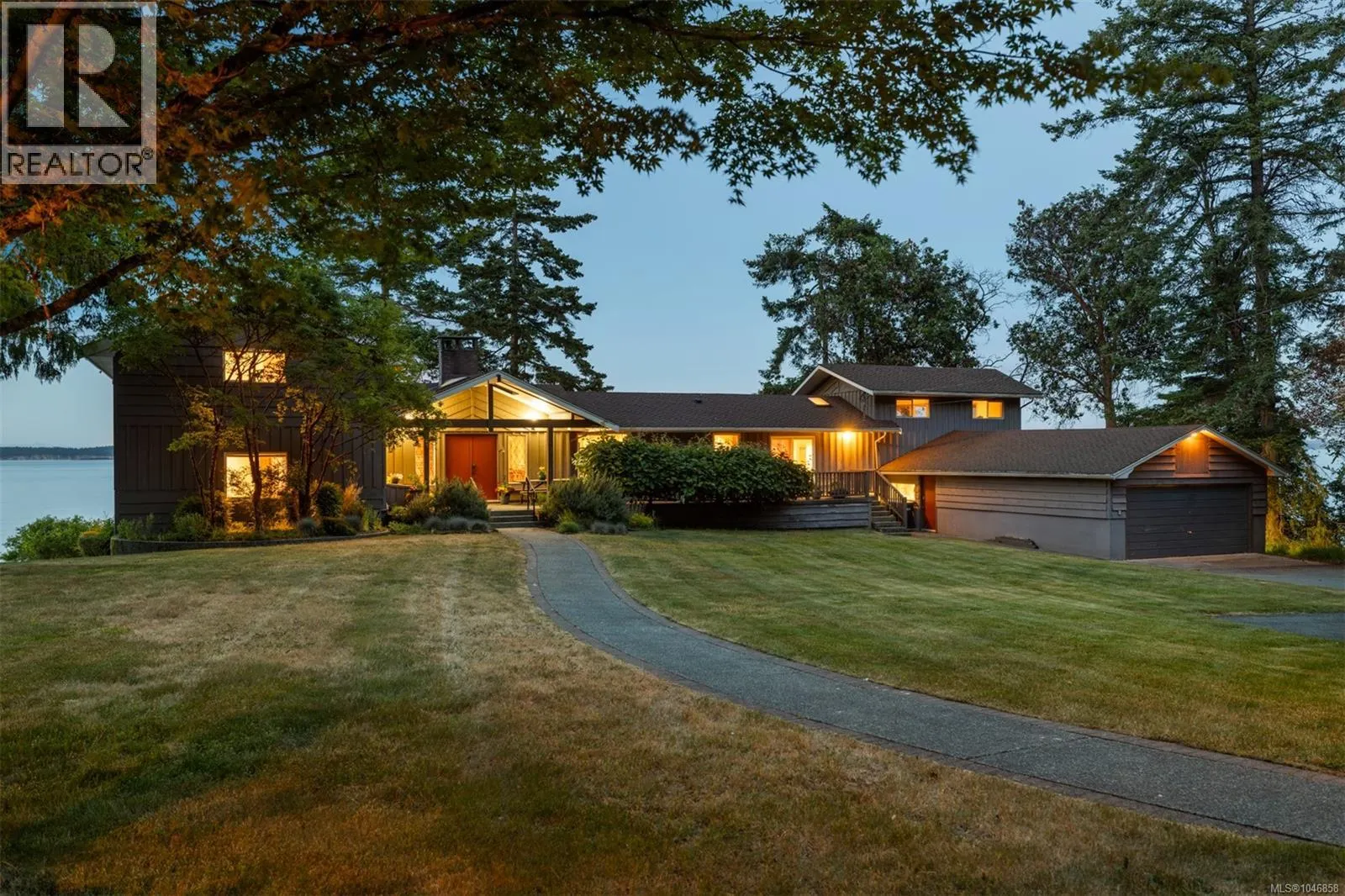 2858 Twin Oaks Dr