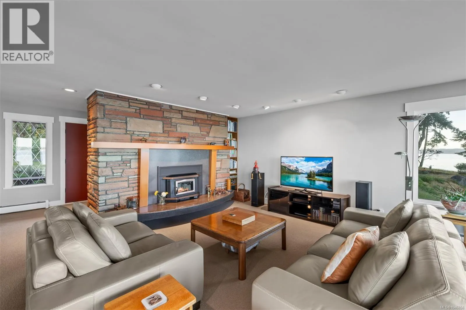 2858 Twin Oaks Dr