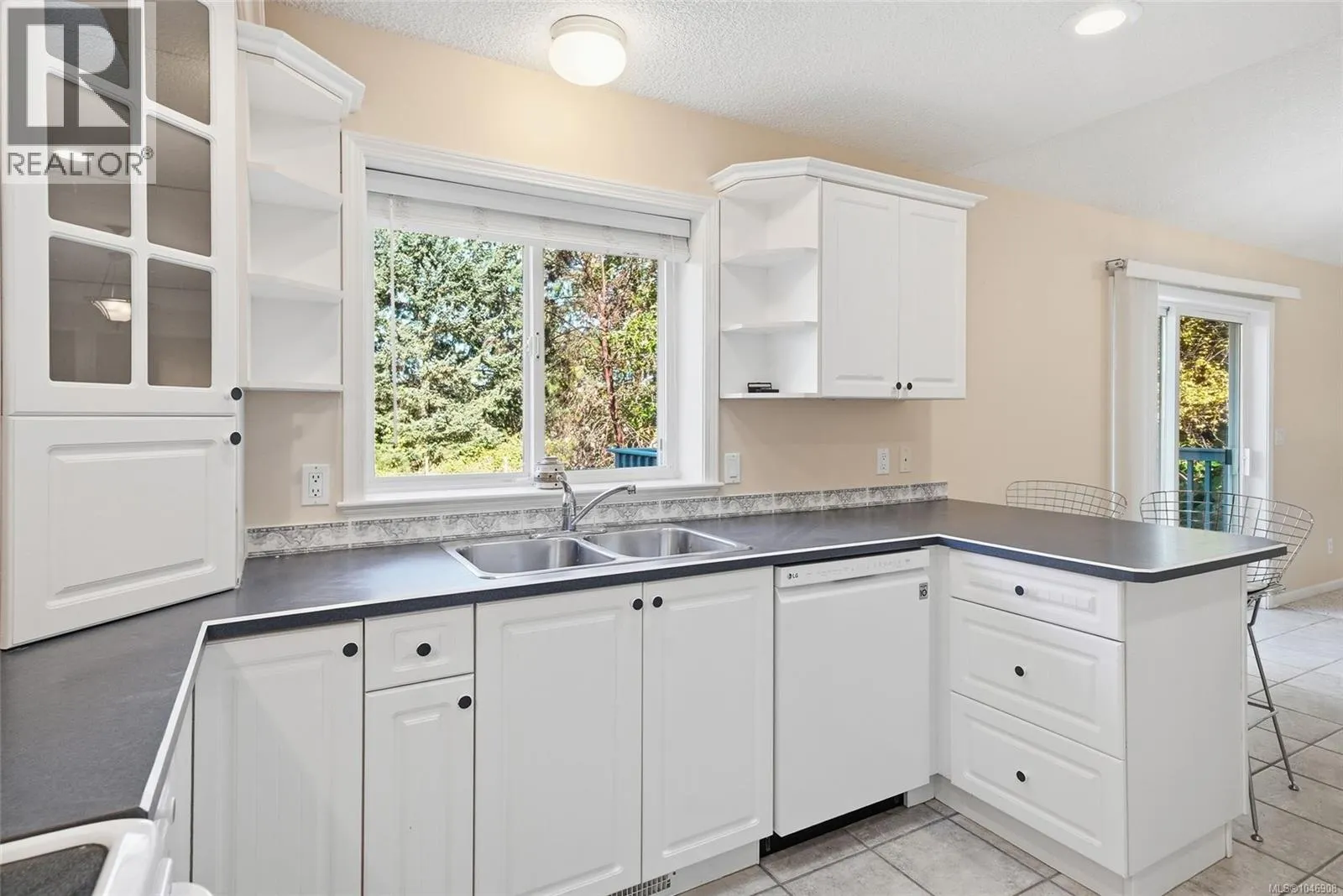 821 Shorewood Dr