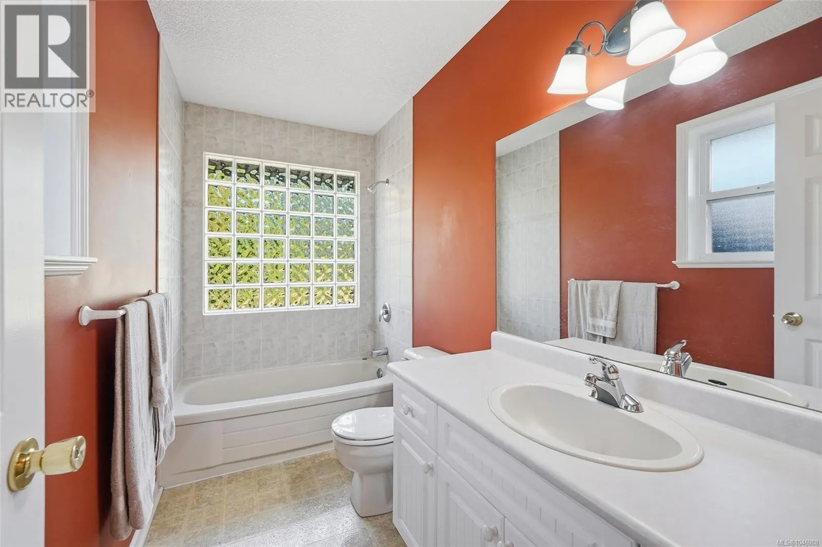 821 Shorewood Dr