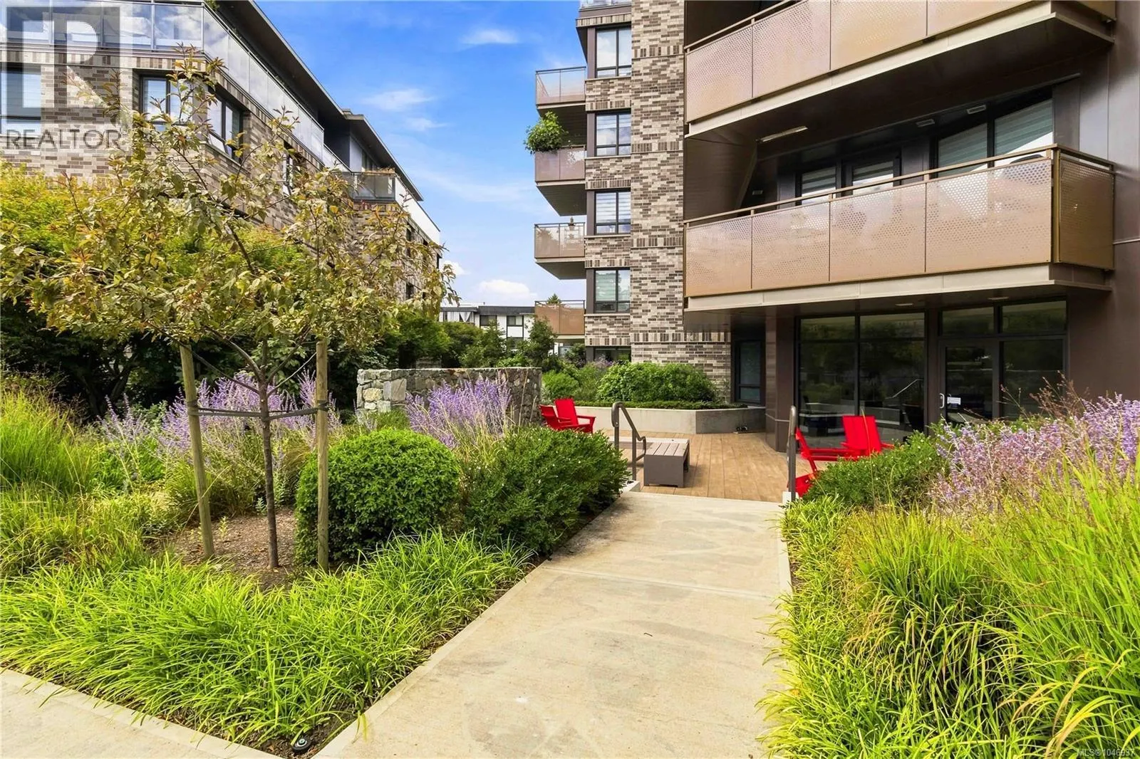 303 1018 Pentrelew Pl