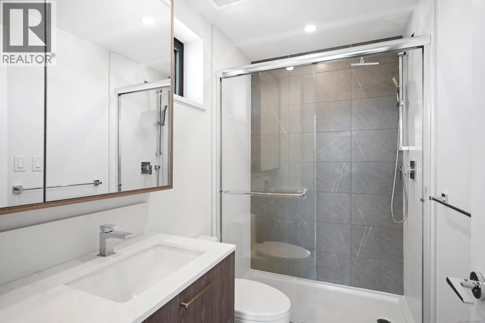 905 899 Esquimalt Rd