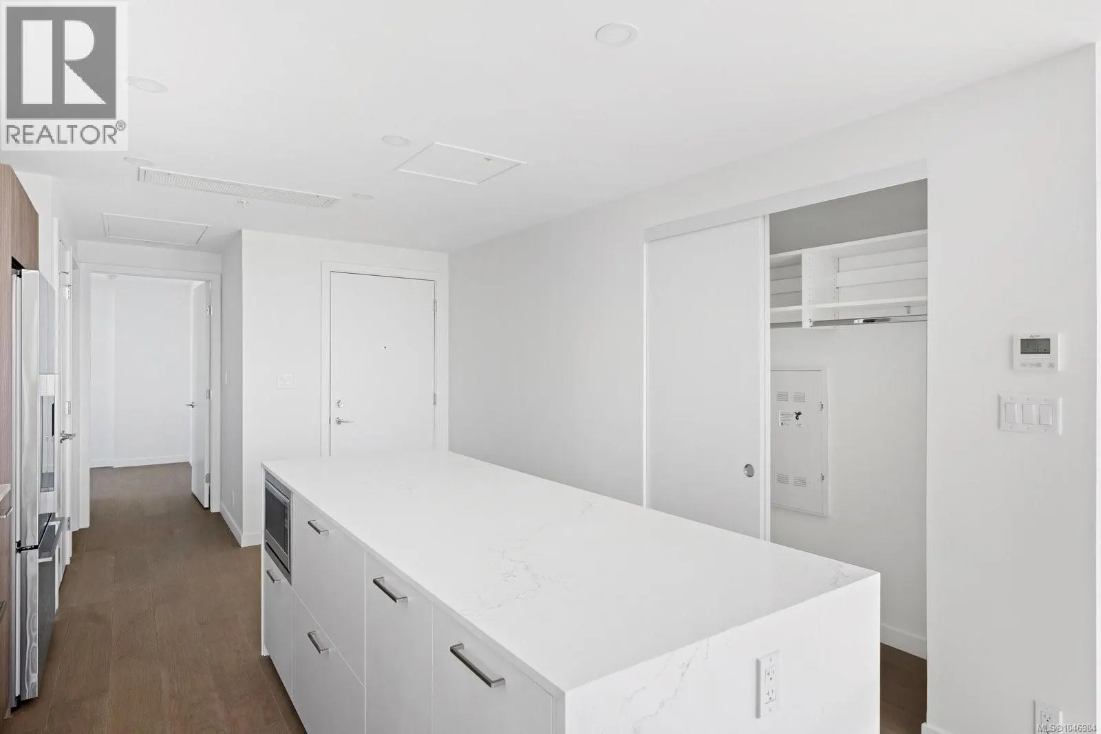 905 899 Esquimalt Rd