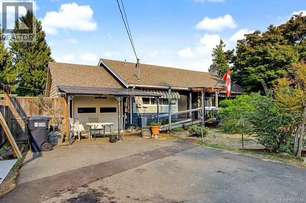 402 Young St