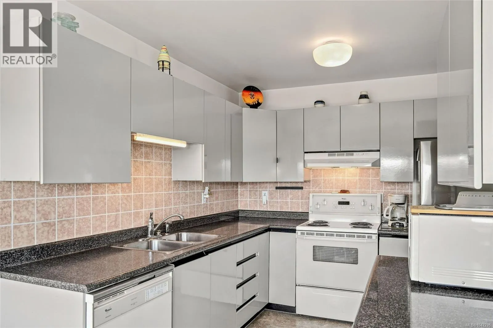 977 Highview Terr