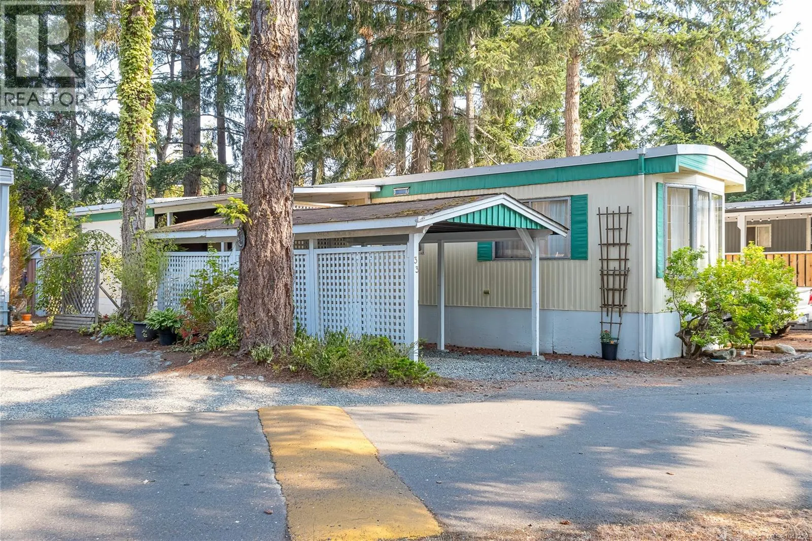 33 1247 Arbutus Rd