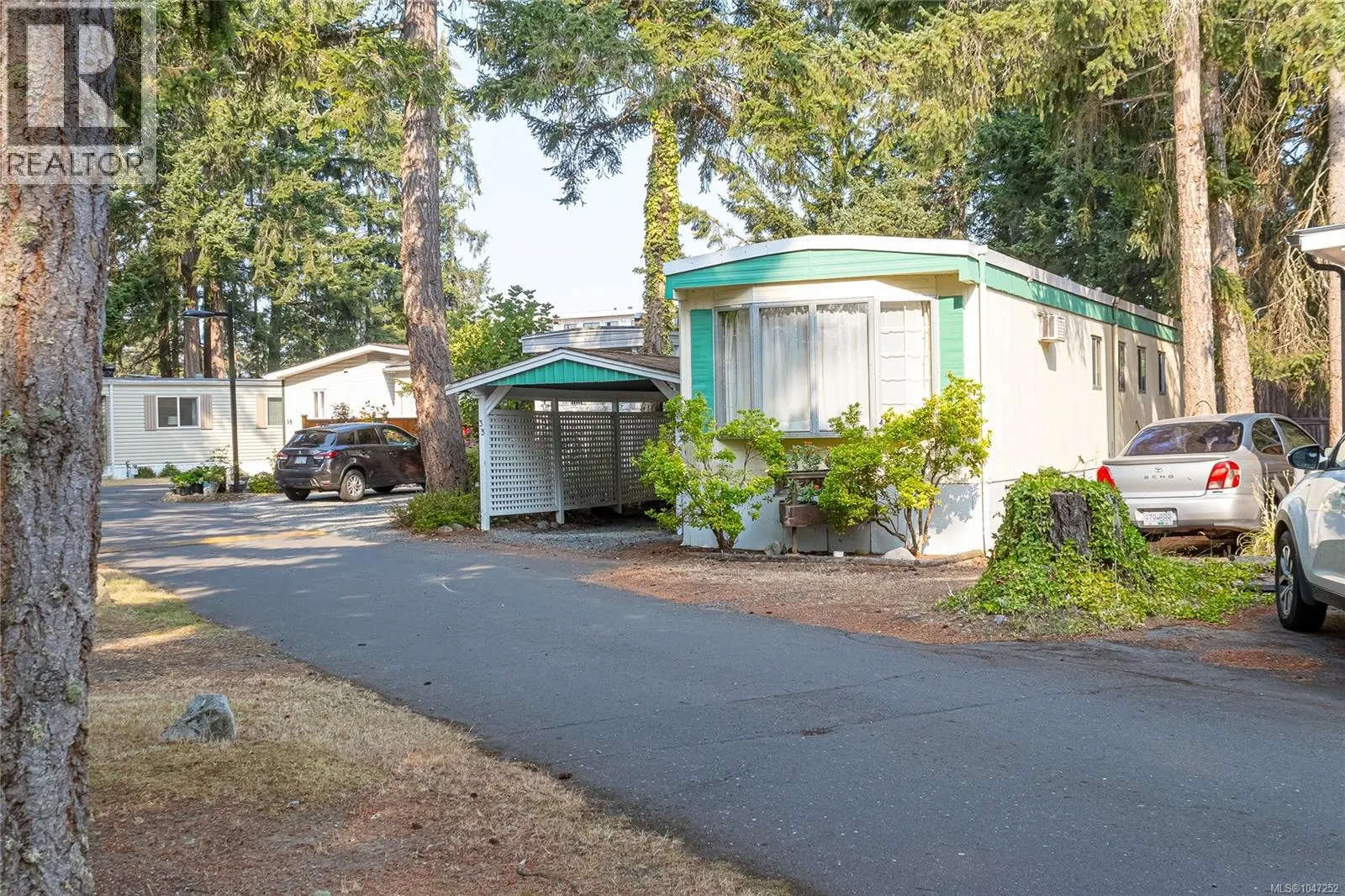 33 1247 Arbutus Rd