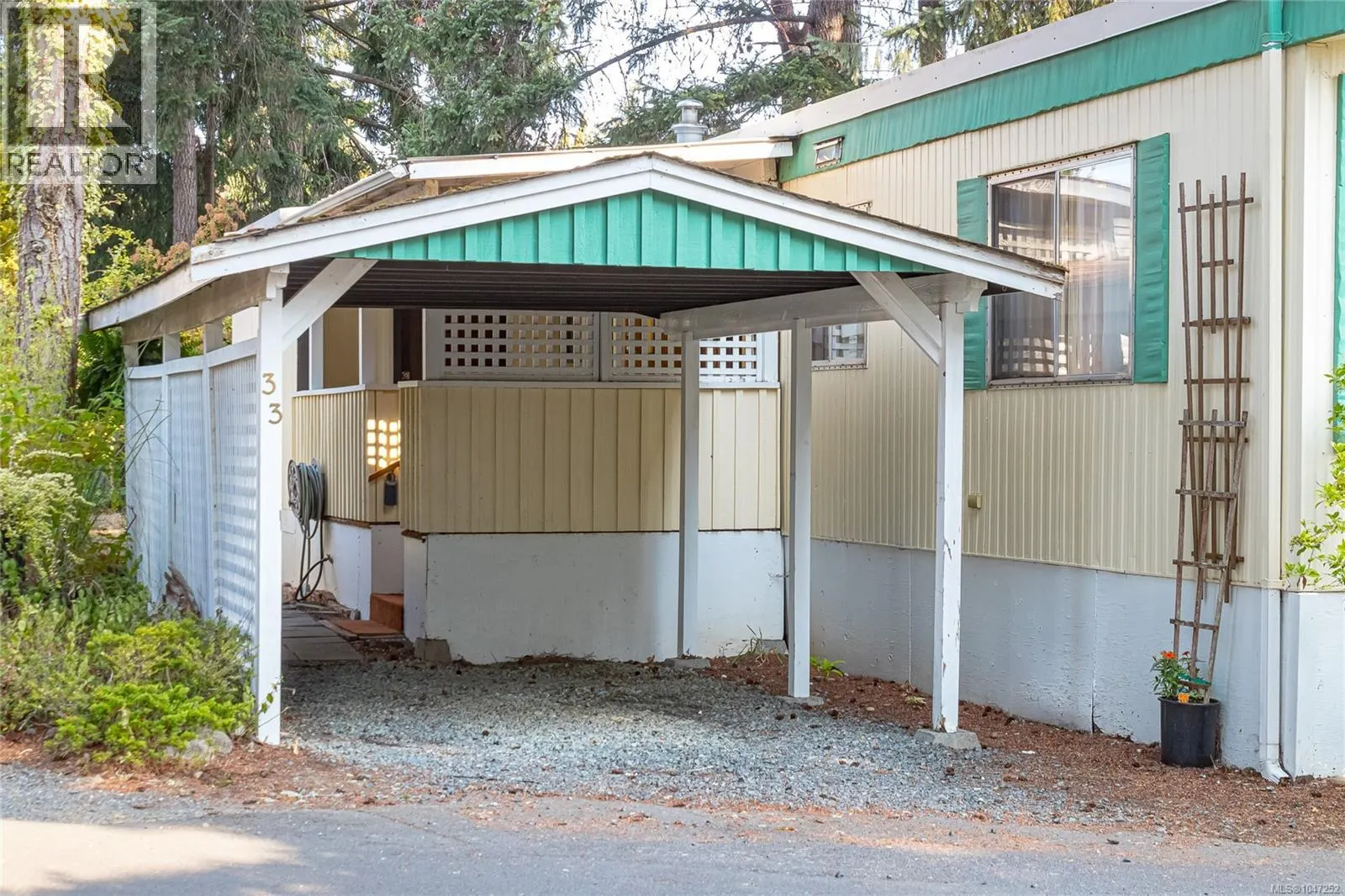 33 1247 Arbutus Rd