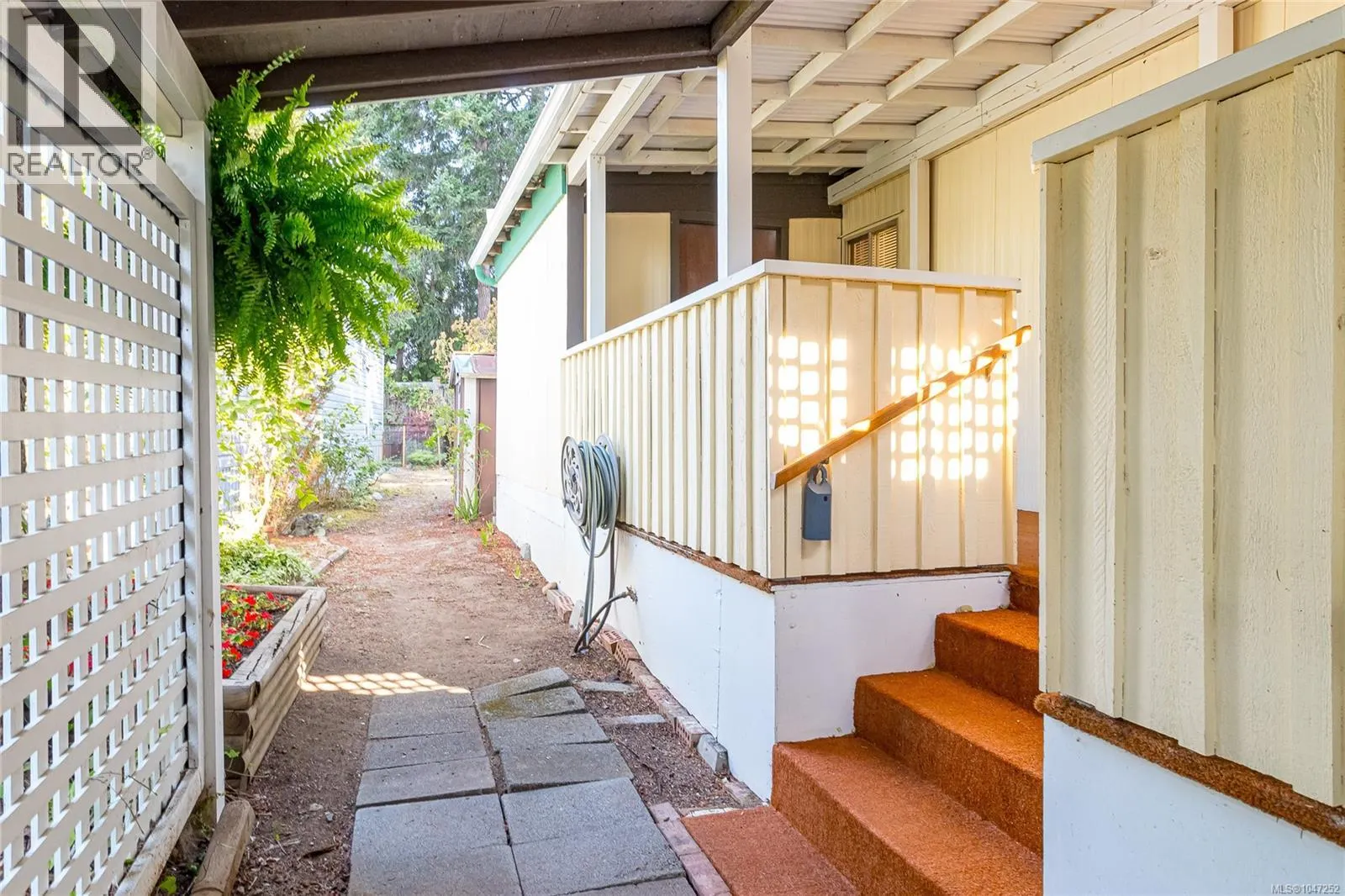 33 1247 Arbutus Rd