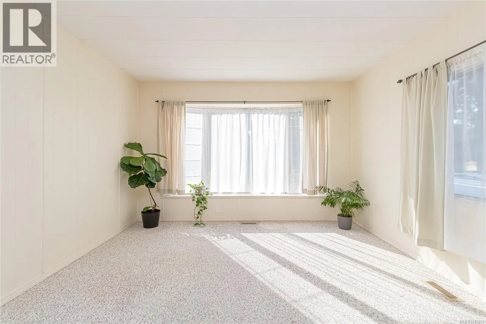 33 1247 Arbutus Rd