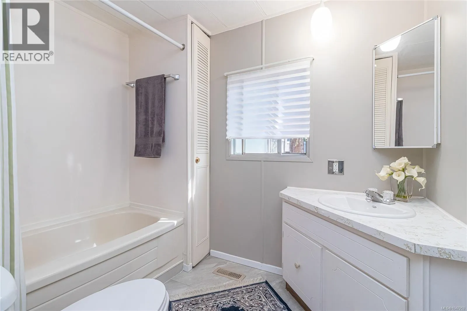 33 1247 Arbutus Rd