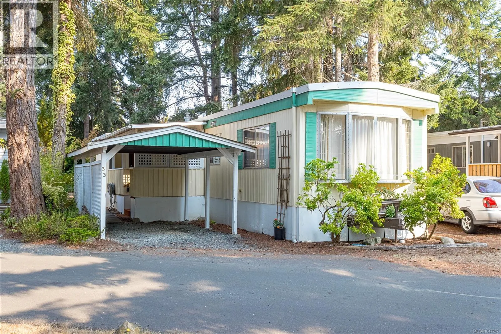 33 1247 Arbutus Rd