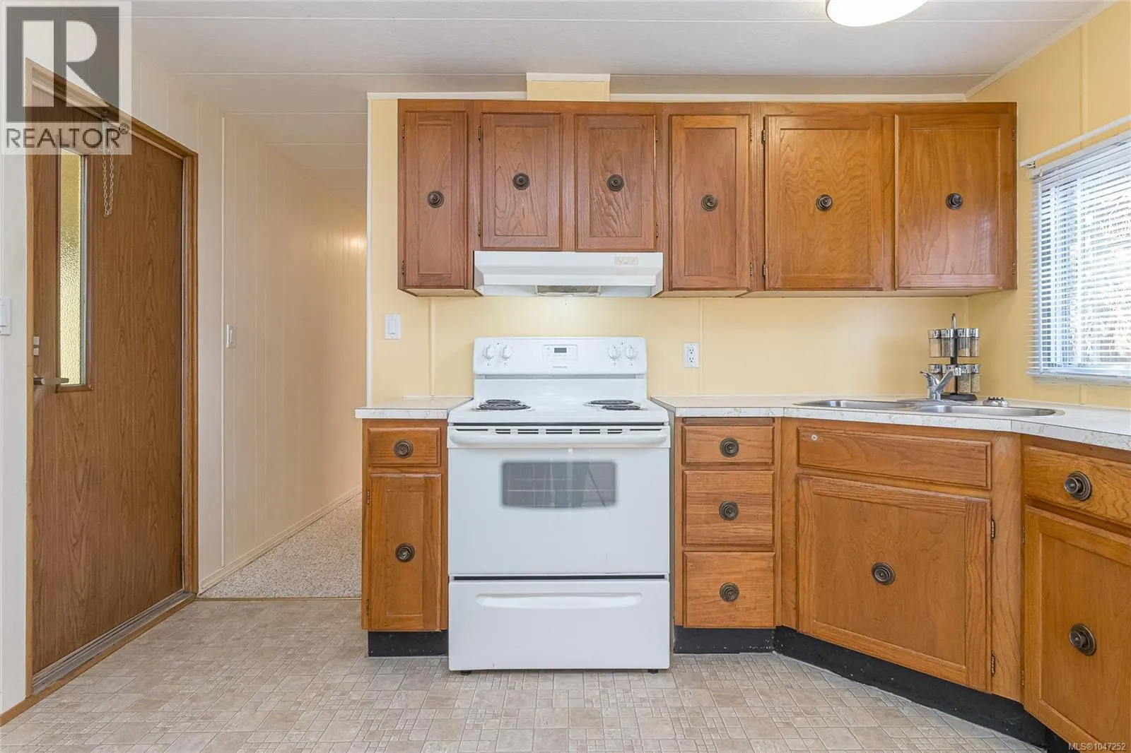 33 1247 Arbutus Rd