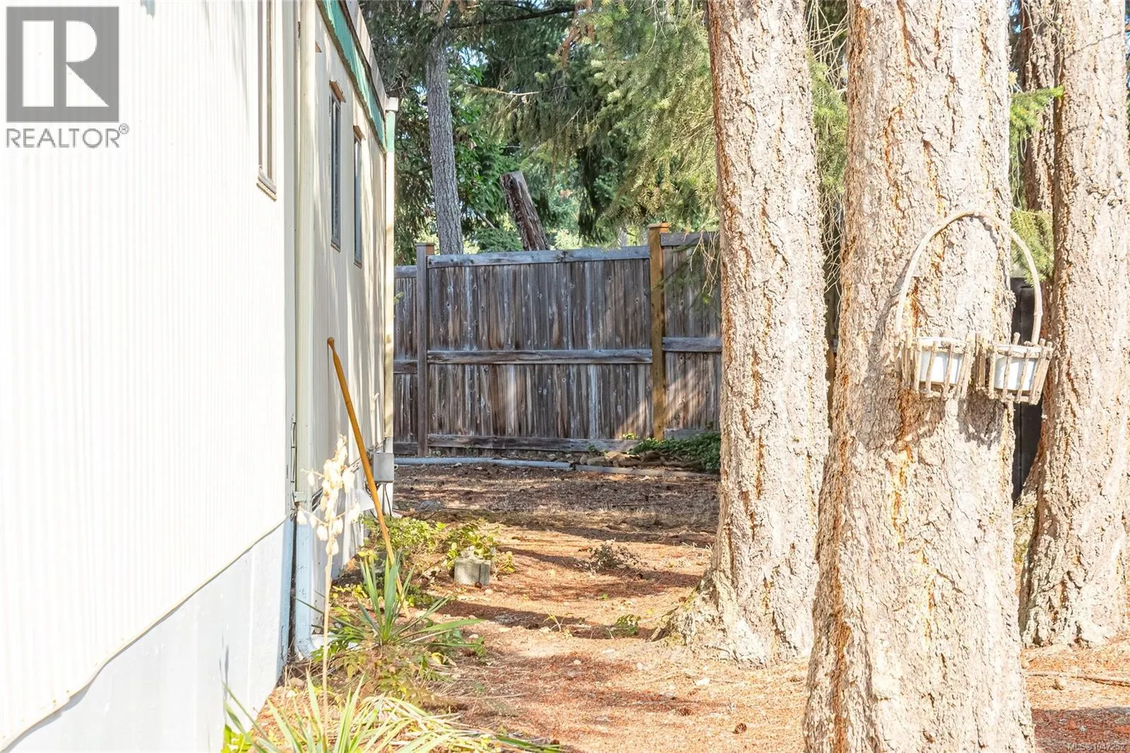 33 1247 Arbutus Rd