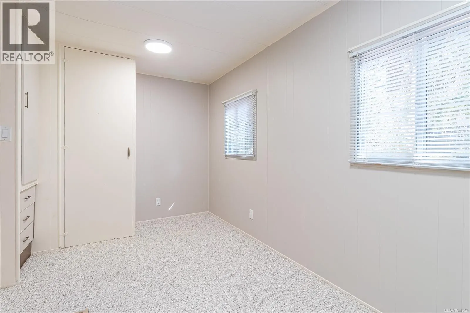 33 1247 Arbutus Rd