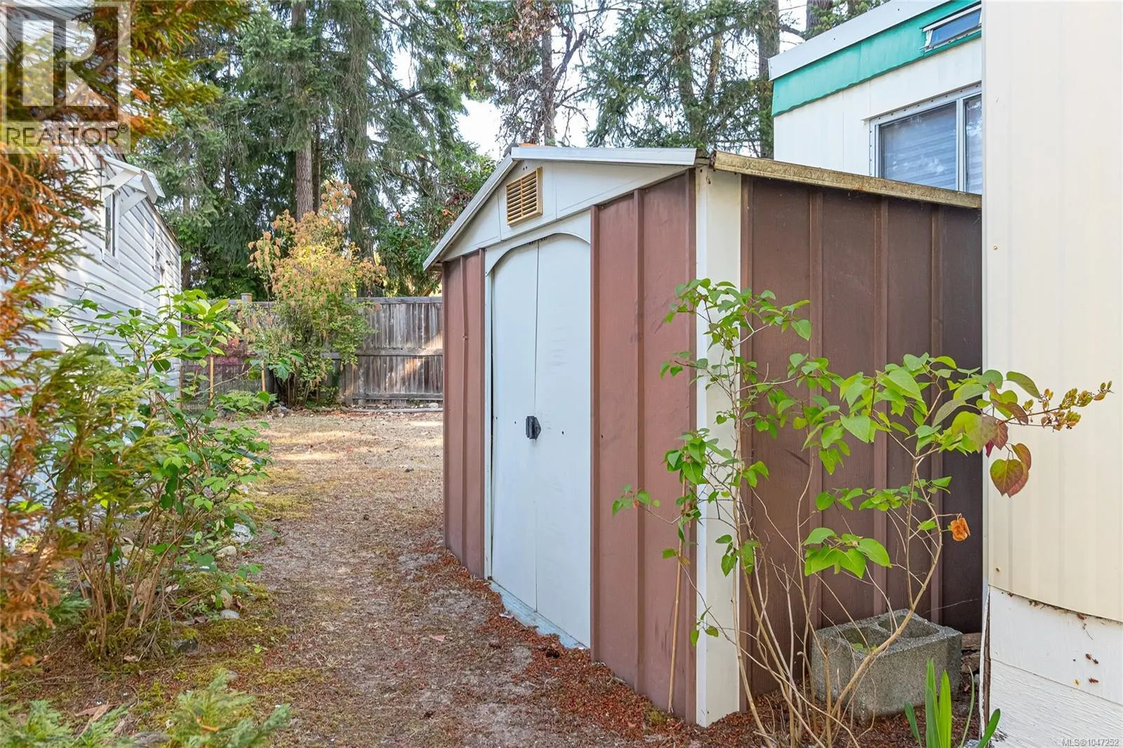 33 1247 Arbutus Rd