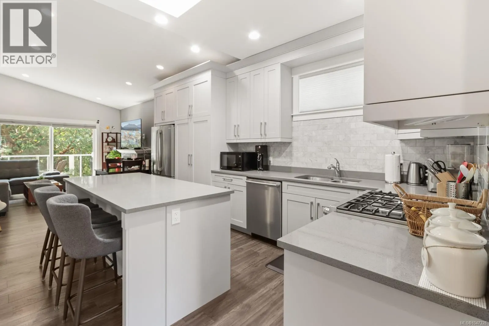 234 Golden Oaks Cres