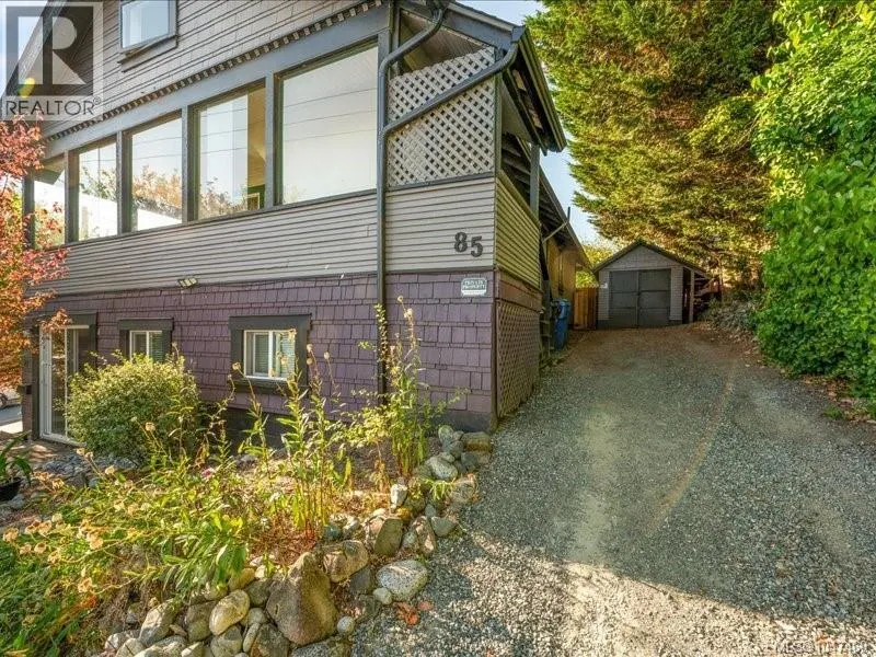 85 Robarts St