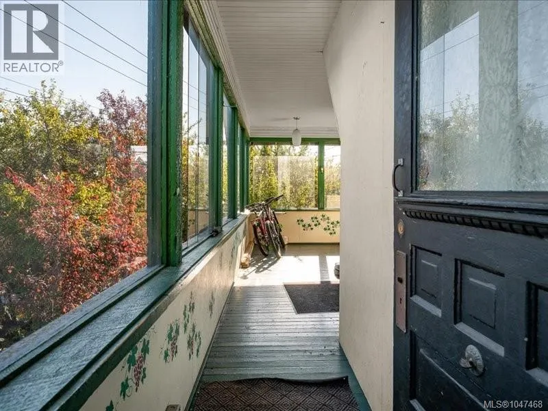85 Robarts St