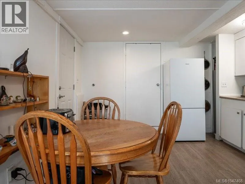 85 Robarts St