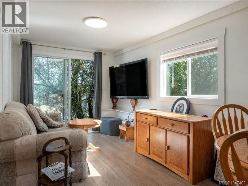 85 Robarts St
