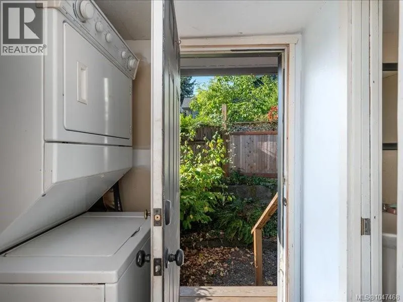 85 Robarts St