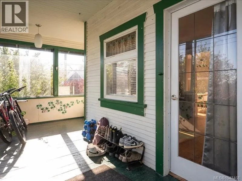 85 Robarts St