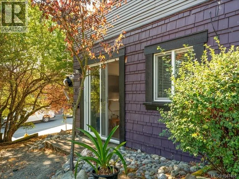 85 Robarts St
