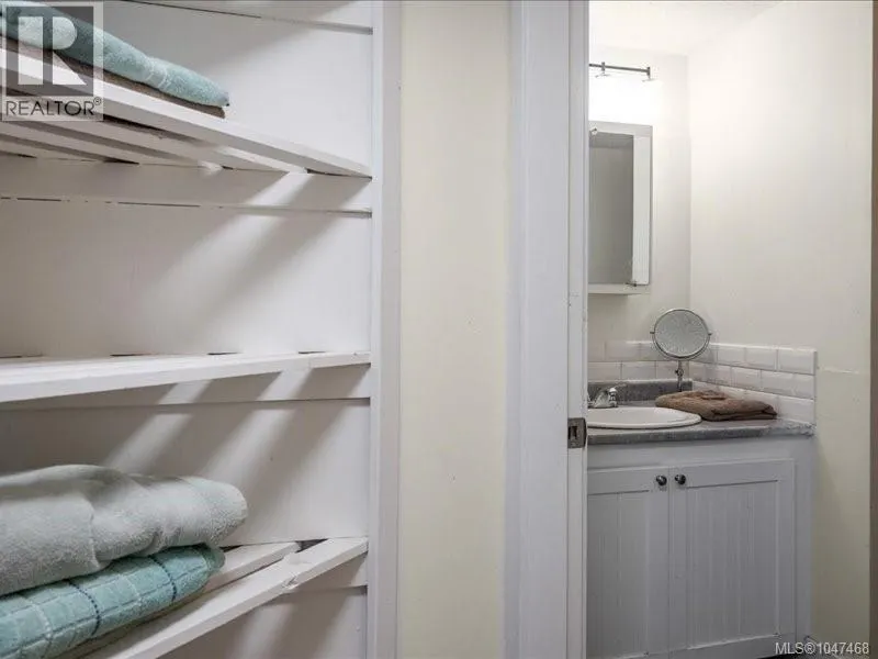 85 Robarts St