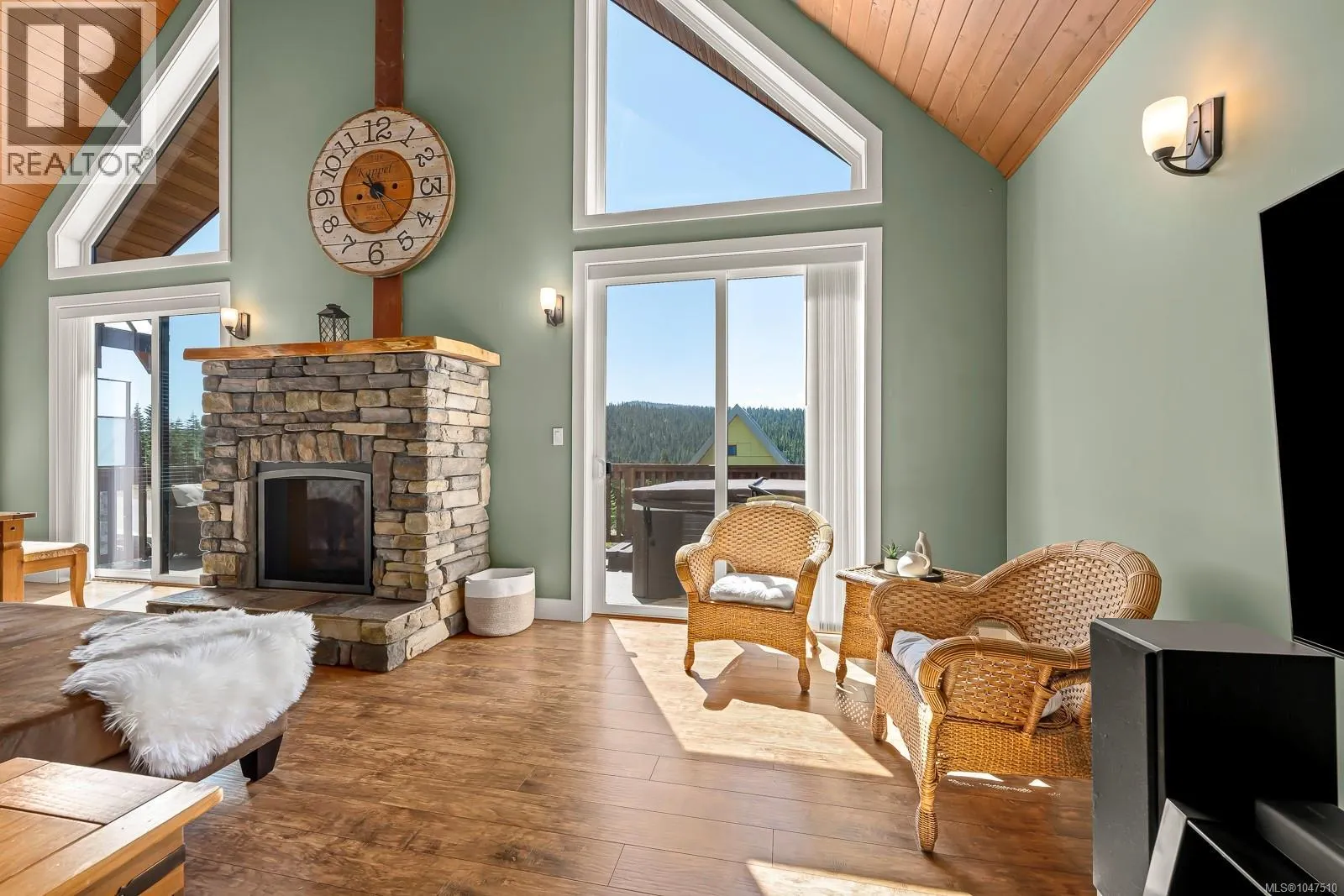880 Cruikshank Ridge