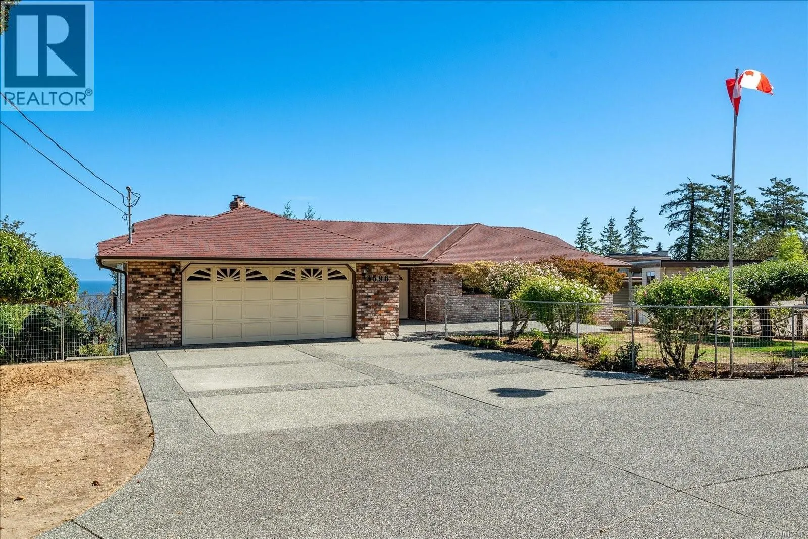 3596 Oakridge Dr